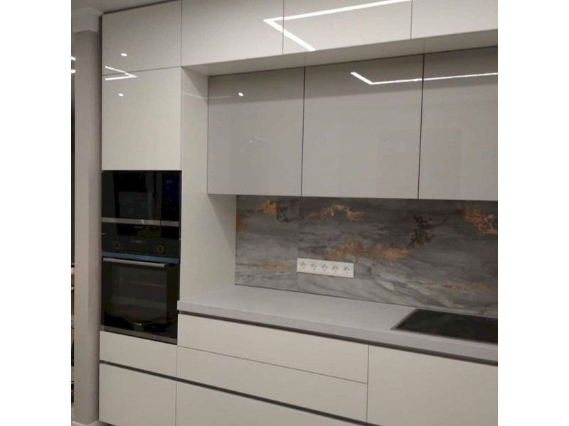 Белая, глянцевая, угловая кухня из пластика "Алвик"